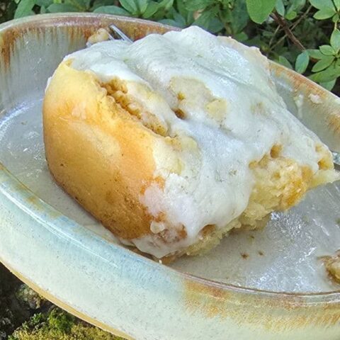 SOFT HOMEMADE SOUR CREAM CINNAMON ROLLS RECIPE