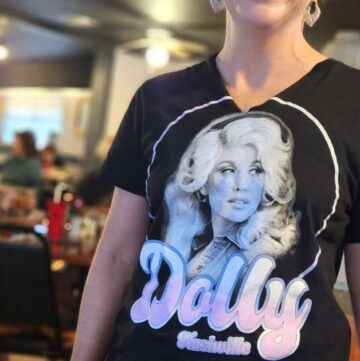 GATOR SHACK RESTAURANT WAITRESS WEARING A DOLLY PARTON T-SHIRT