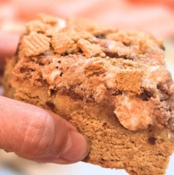 GOOEY S'MORES BAR RECIPE THIS IS AN IMAGE OF A S'MORES BAR IN A HAND